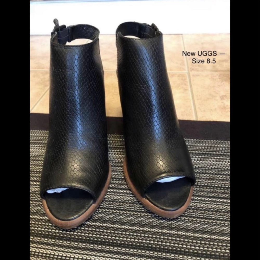 BRAND NEW LEATHER UGG SANDALS